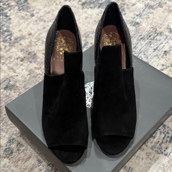 Vince Camuto Suede Peep-Toe High Heel Booties size 9.5 New in box - Picture 3 of 6